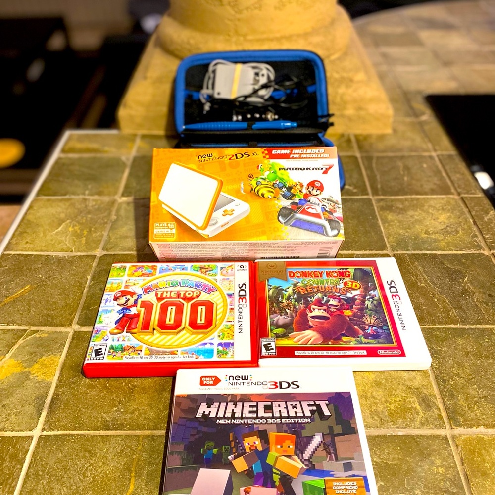 EUC Nintendo 2 DS XL Mario Kart 7 edition Bundle